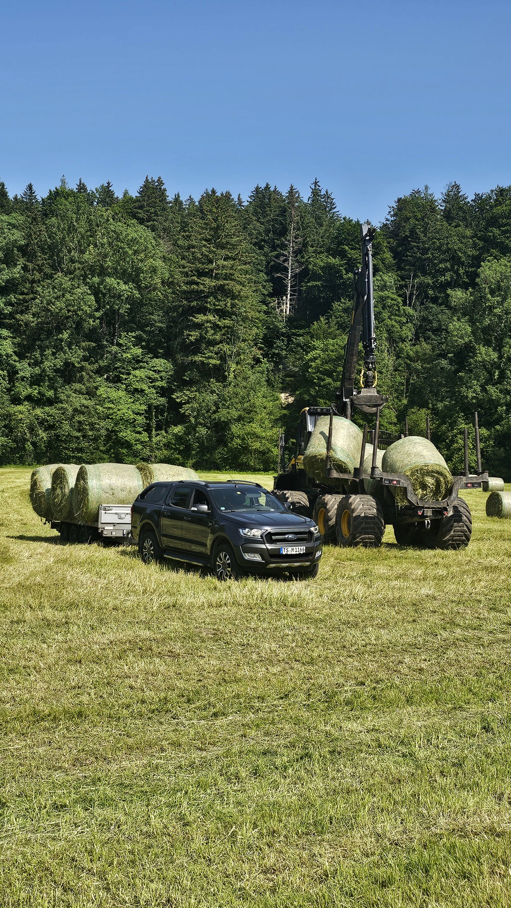 Rundballen werden von der Wises transportiert